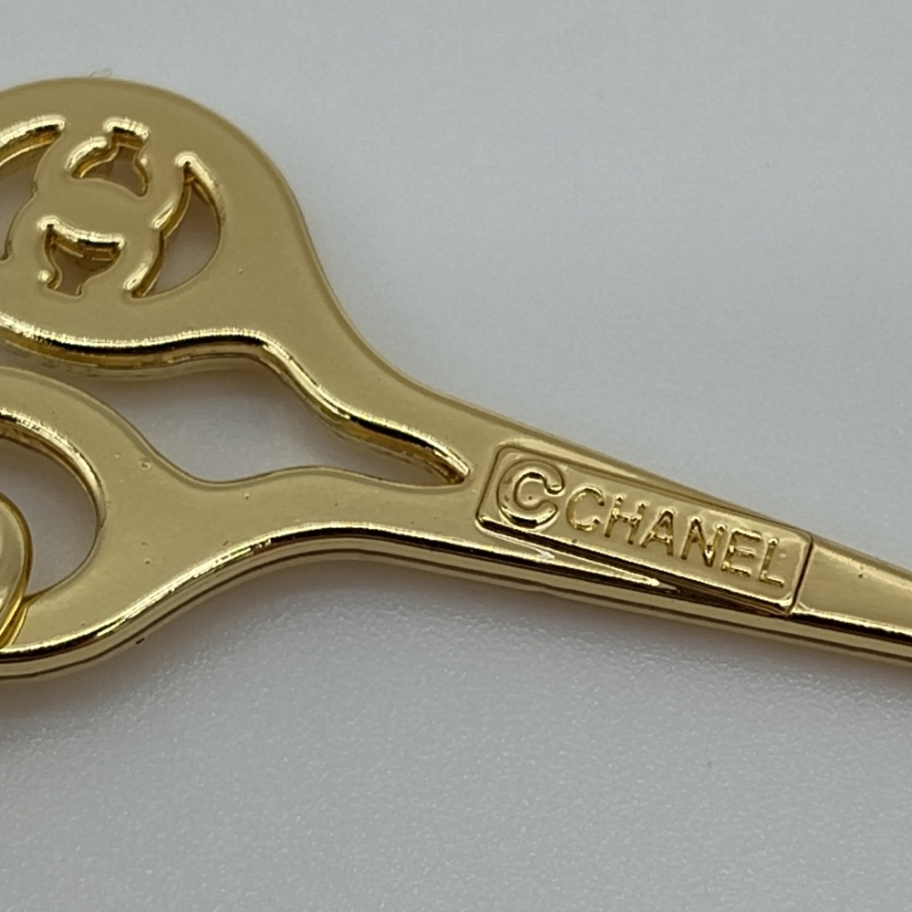 VINTAGE CHANEL Gold Tone Scissor Charm Faux Pearl CC Zipper Pull Lagerfeld Era - Picture 3 of 3